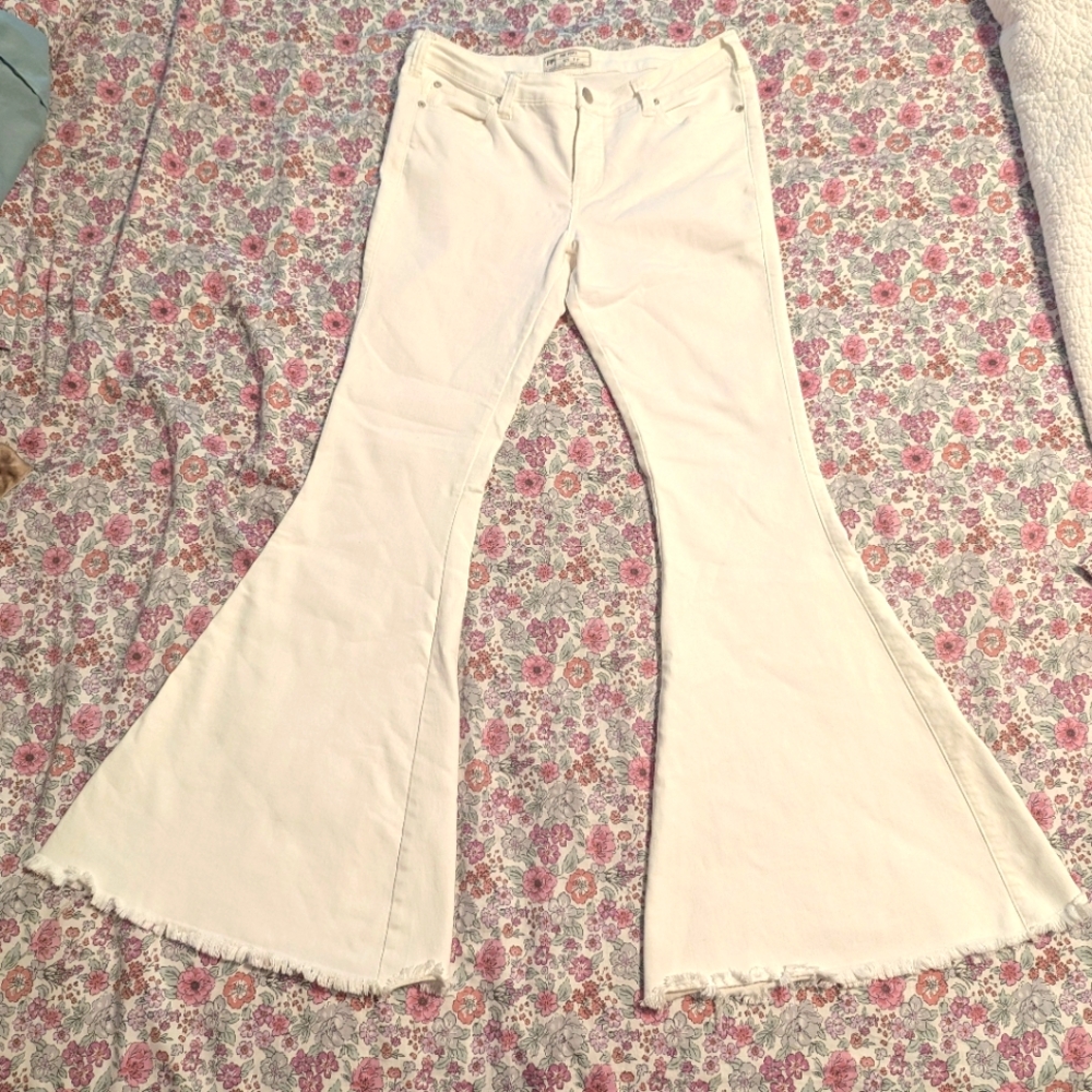 Free people jeans white bell bottoms Just Float On size 31 mid-rise